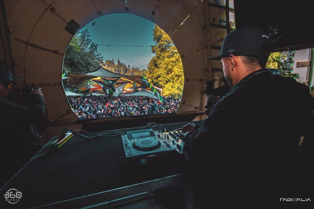 Unstable performing a live set